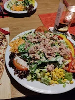Flammkuchen Mit Speck Und Zwiebeln Gemischter Salatteller Mit Thunfisch